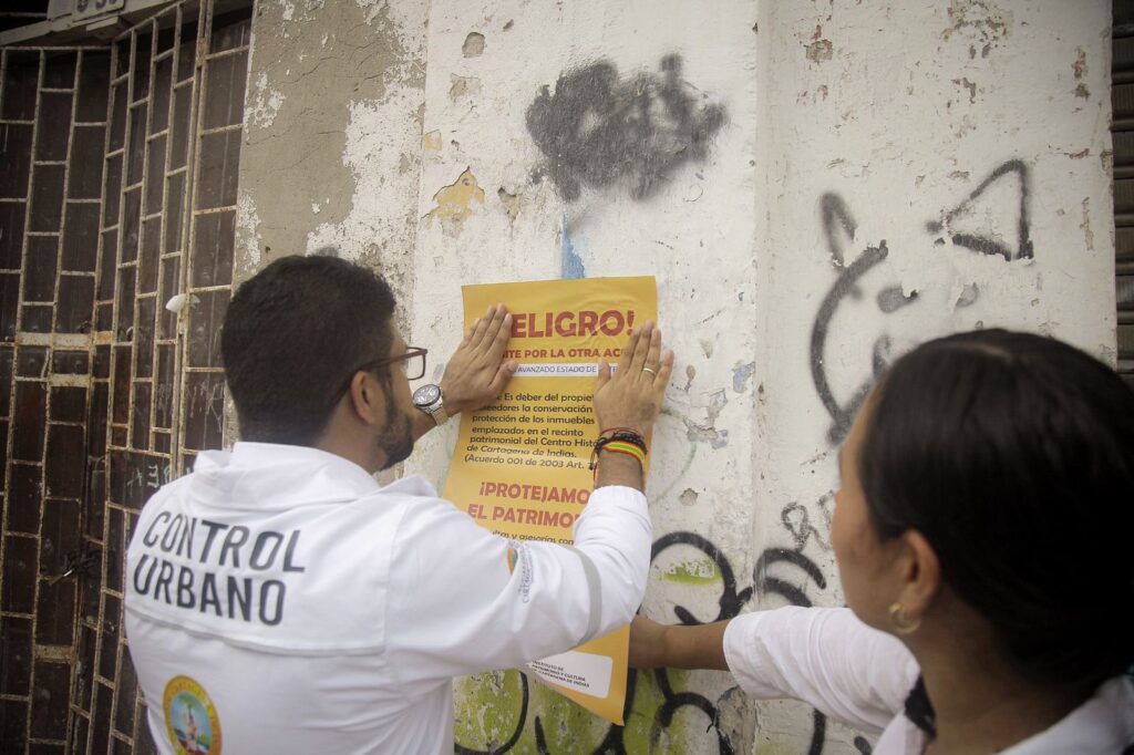 El director de Control Urbano, Emilio Molina, durante la inspección de inmuebles en el Centro Histórico. 