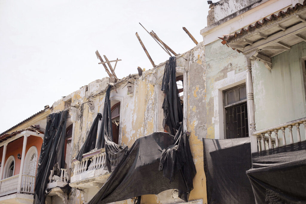 Fachada de inmueble colapsado en la calle de la Media Luna, en Getsemaní.