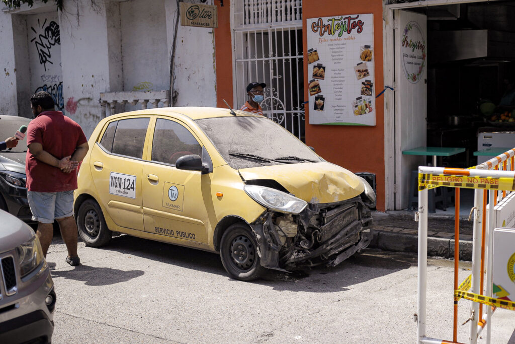 Un taxi con placas terminadas en WGM-124 resultó afectado.