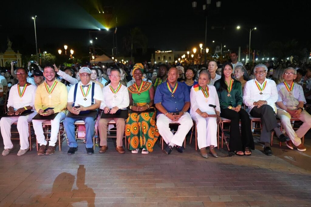 La gran fiesta comenzó con la entrega de la Medalla Orden Pedro Romero a diez destacados hijos de la Heroica, por parte del alcalde Dumek Turbay. 