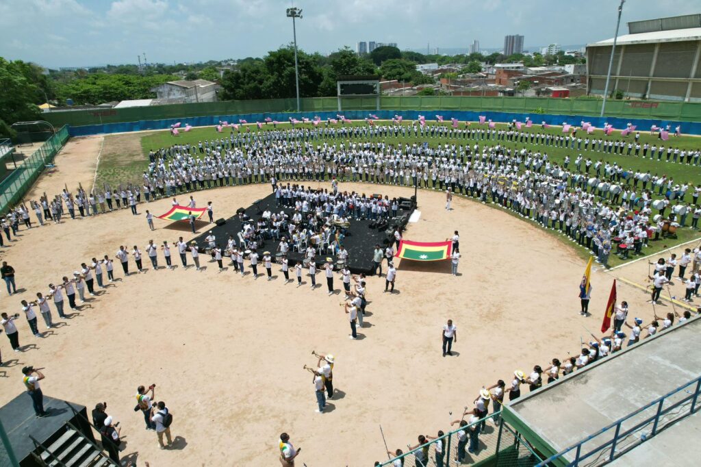 Las bandas de marcha entonaron los himnos de Colombia y Cartagena, en compañía de la voz de la Señorita Bolívar, Andrea Vásquez.