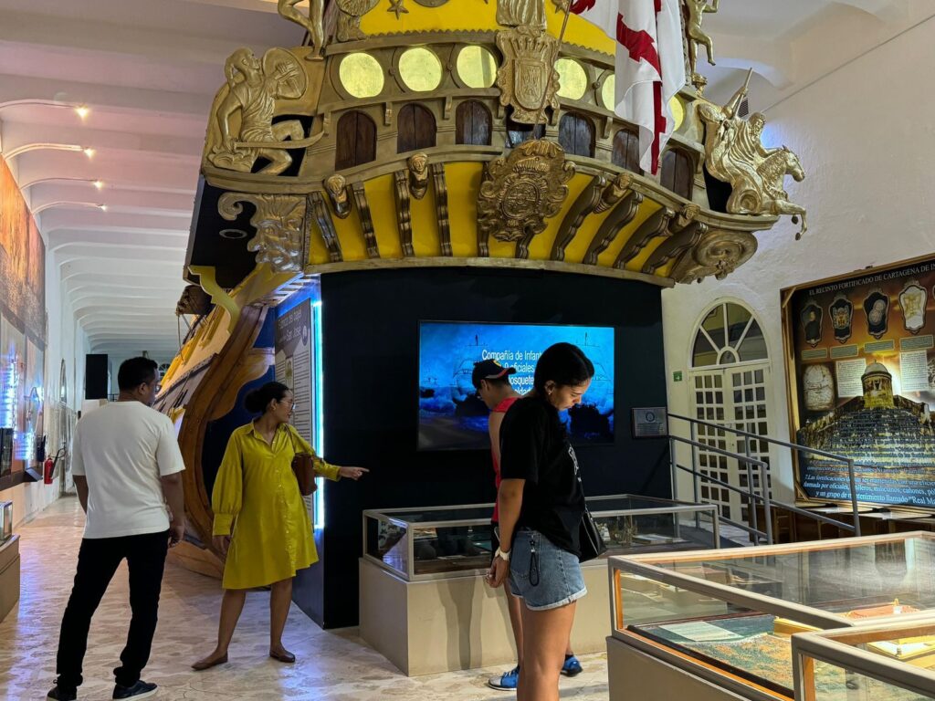 Visitantes en el Museo Naval del Caribe. 