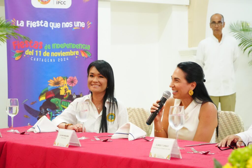 La directora del IPCC, Lucy Espinosa, y la Primera Dama, Liliana Majana, compartieron con las candidatas.