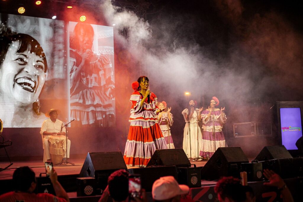 “Feliz para siempre”, fue el sentir de la cantadora de tambora Martina Camargo, tras recibir un reconocimiento en tarima.