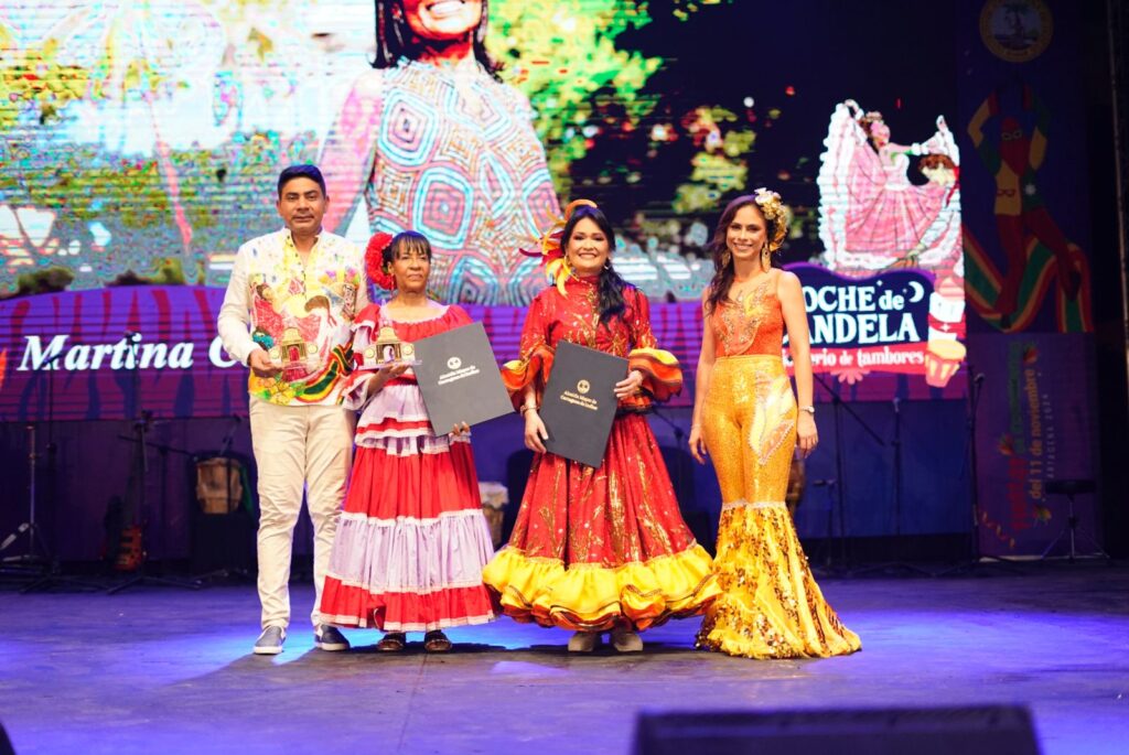 La cantadora de tambora, Martina Camargo (segunda a la izquierda), recibió un reconocimiento en la Noche de Candela. 