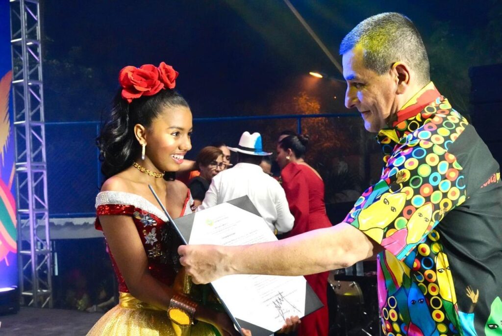 Carito Festiva recibió su reconocimiento de manos del alcalde mayor de Cartagena, Dumek Turbay.