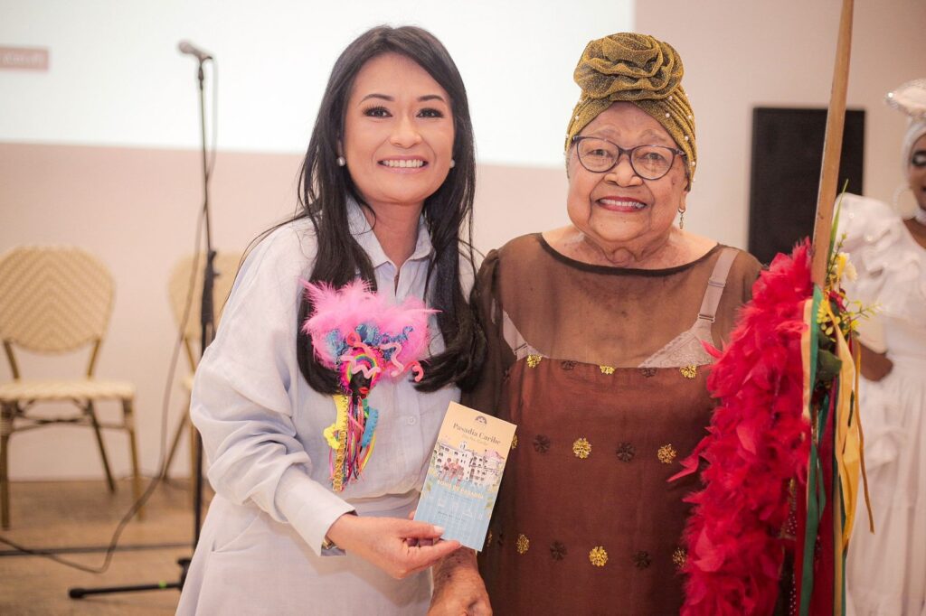 Lucy Espinosa, directora del IPCC, e Irma Jiménez Alvear, primera Gran Lancera.