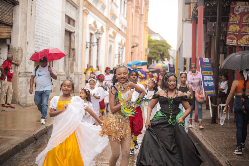 La Reina Infantil del Cabildo, Carito Festiva, junto con su corte, y grupos folclóricos.